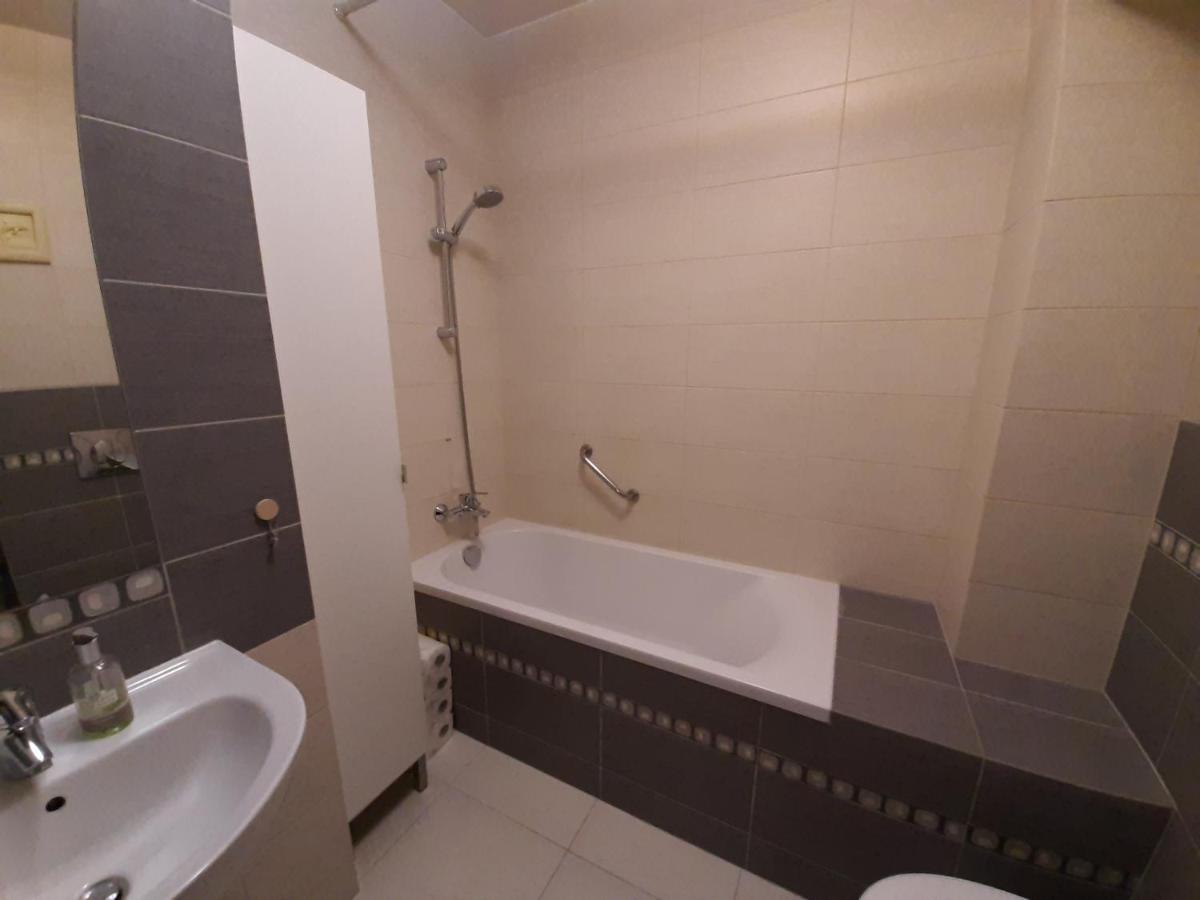 Apartament Di Trevi - Klimatyzacja Apartment วรอตซวาฟ ภายนอก รูปภาพ